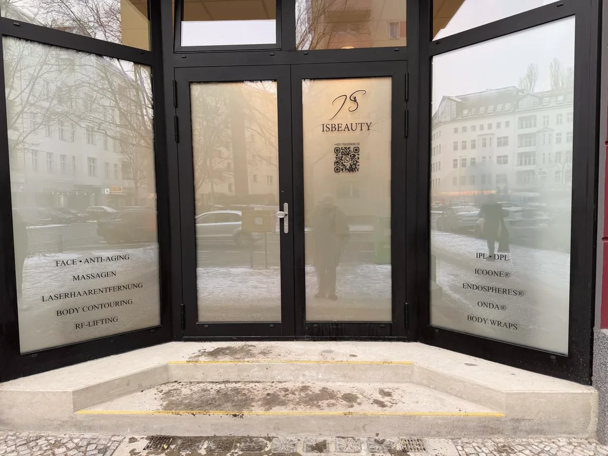 Входные двери и боковые окна с матовой плёнкой и перечнем услуг